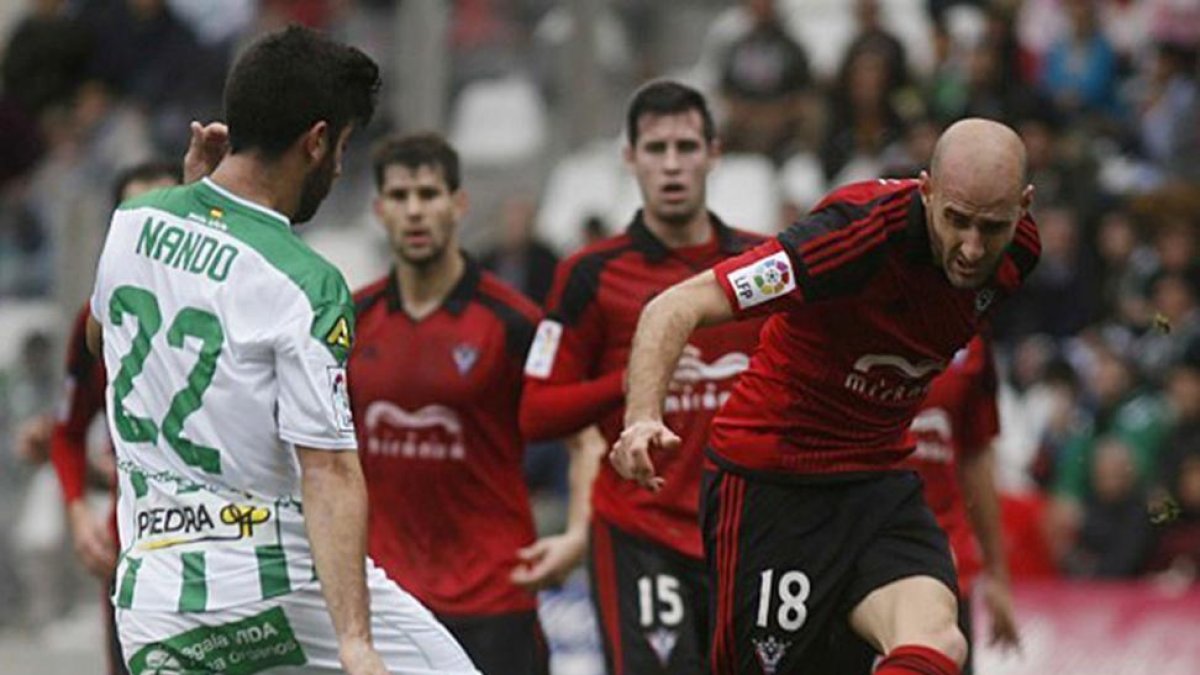 Ion Vélez busca el pase ante la presión del cordobés Nando, ayer-LFP.ES