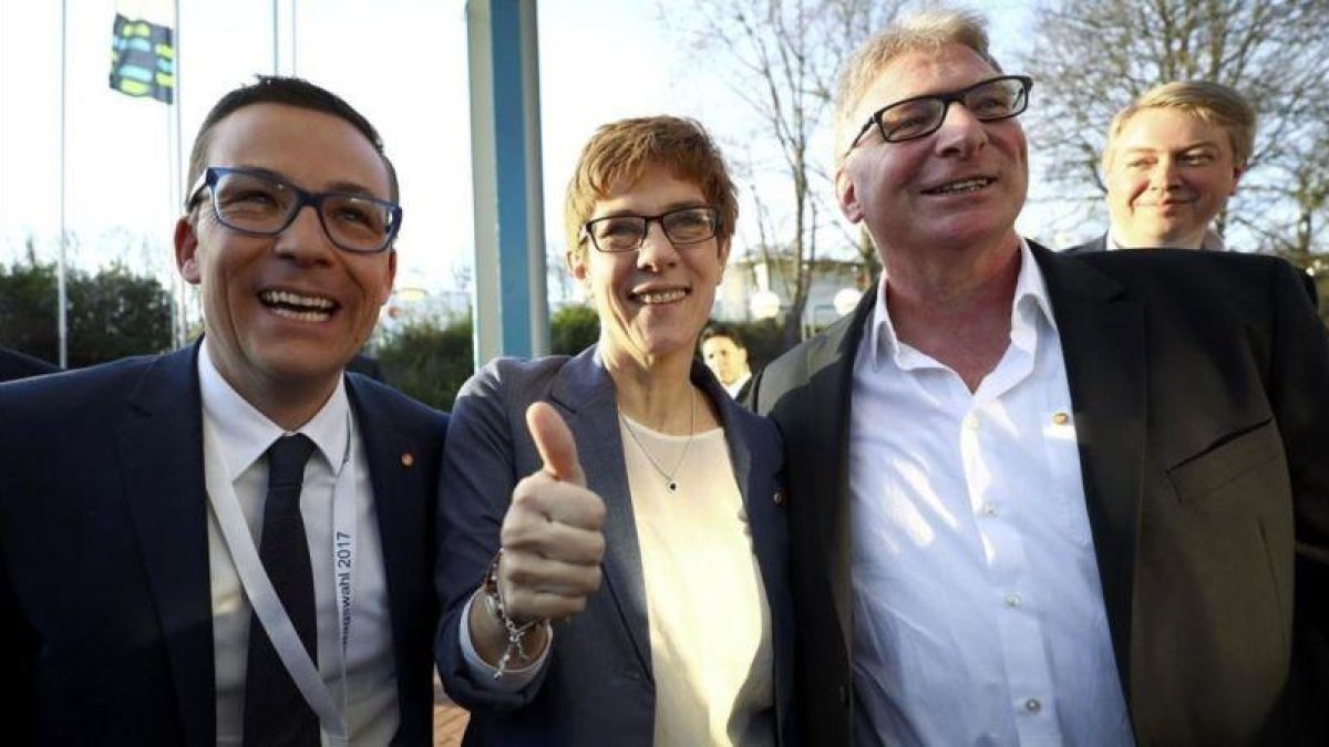 La presidenta del Sarre, Annegret Kramp-Karrenbauer, celebra su triunfo con su marido (derecha) y un compañero de partido.-REUTERS / KAI PFAFFENBACH