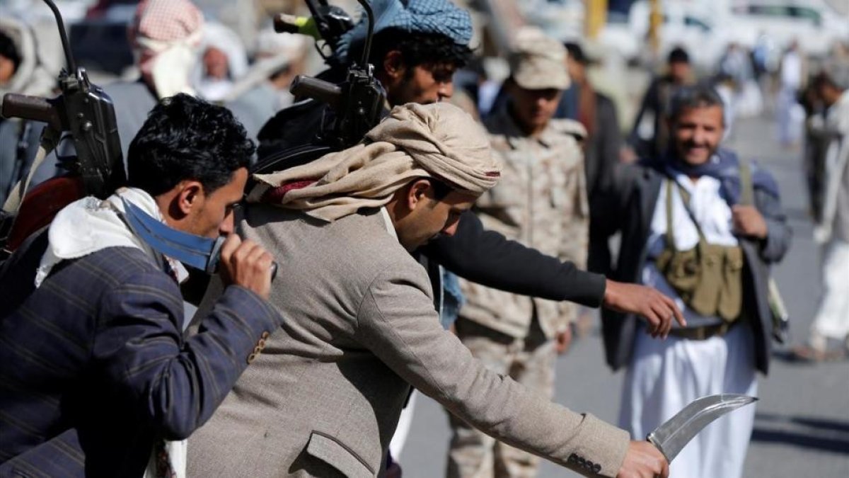 Miembros de distintas tribus leales al movimiento hutí celebran con una danza los 1.000 días de intervención militar saudí, este martes.-REUTERS / KHALED ABDULLAH