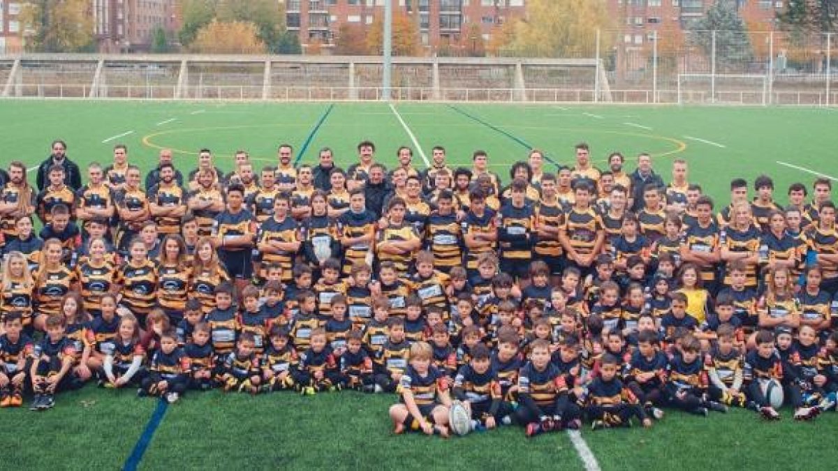 Foto de familia de los equipos que componen la estructura del Aparejadores RC.-VÍCTOR DE DOMINGO