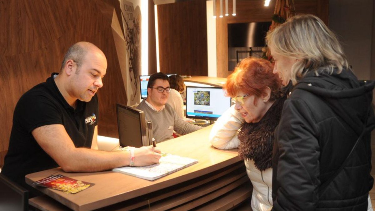 Un empleado de Citur ofrece información a unas turistas.