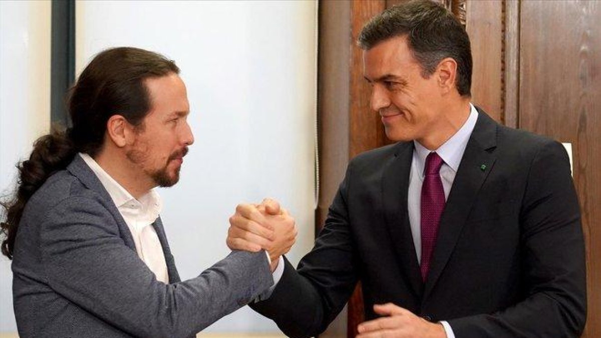 Los líderes de PSOE y Podemos, Pedro Sánchez y Pablo Iglesias, al firmar su pacto en el Congreso-JOSÉ LUIS ROCA