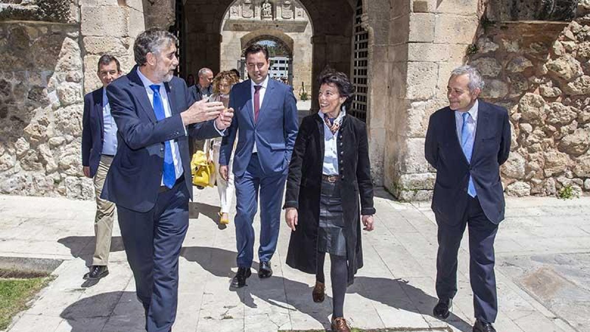 Daniel de la Rosa, ayer, junto a la ministra de Educación, Isabel Celaá, en la facultad de Derecho.-SANTI OTERO