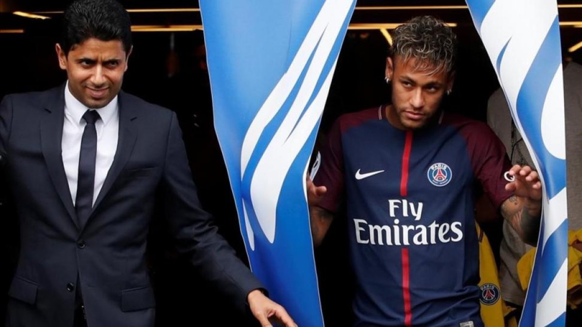 Nasser Al-Khelaifi, presidente catarí del PSG, y Neymar, salen al césped del Parque de los Príncipes.-CHRISTIAN HARTMANN