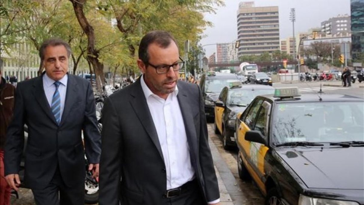 Rosell, con su abogado, después de declarar.-RICARD CUGAT