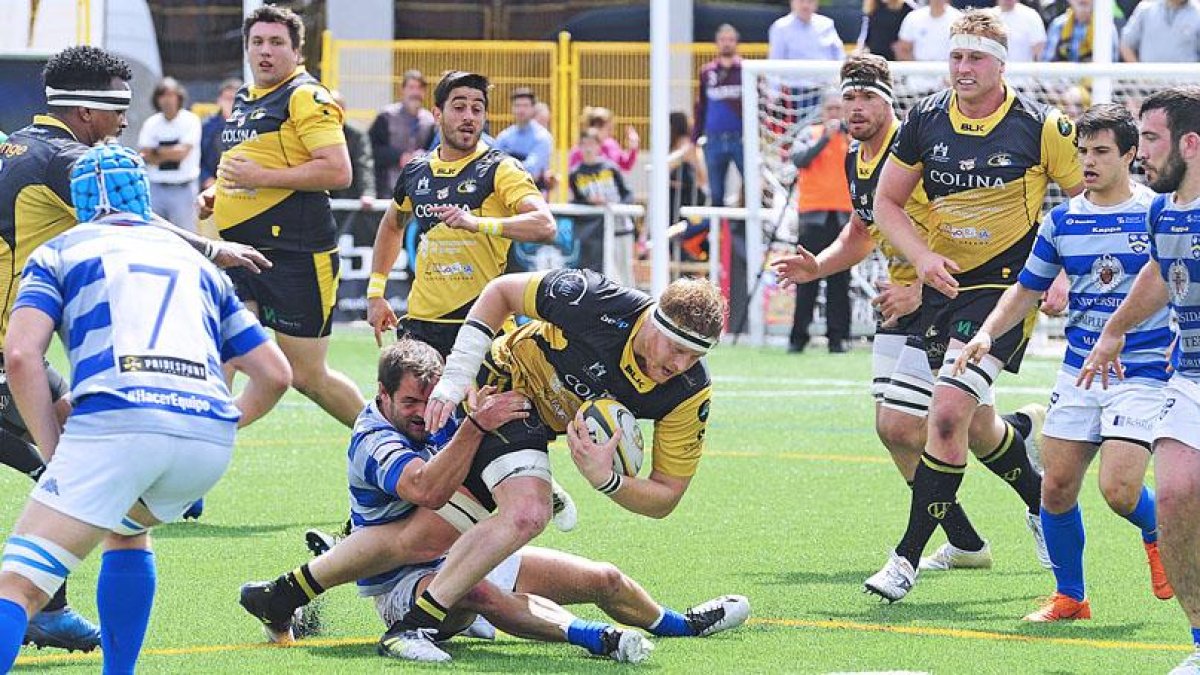 Ruan Snyman intenta romper la cortina defensiva del Cisneros en un lance del partido de ayer.-ISRAEL L. MURILLO