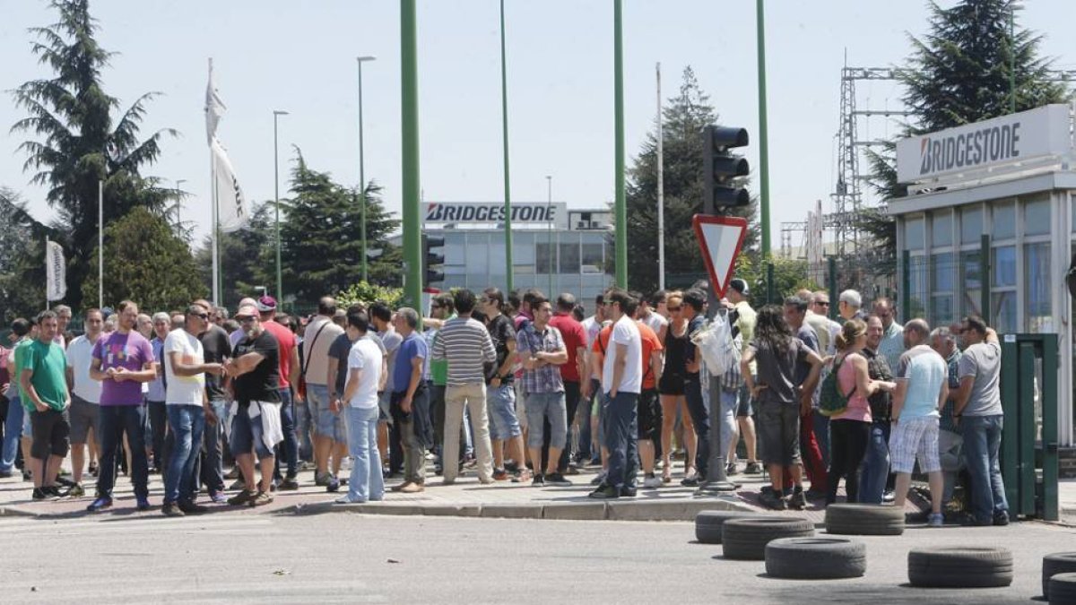 Concentración de trabajadores frente a la entrada a la planta en el segundo turno.-RAÚL G. OCHOA
