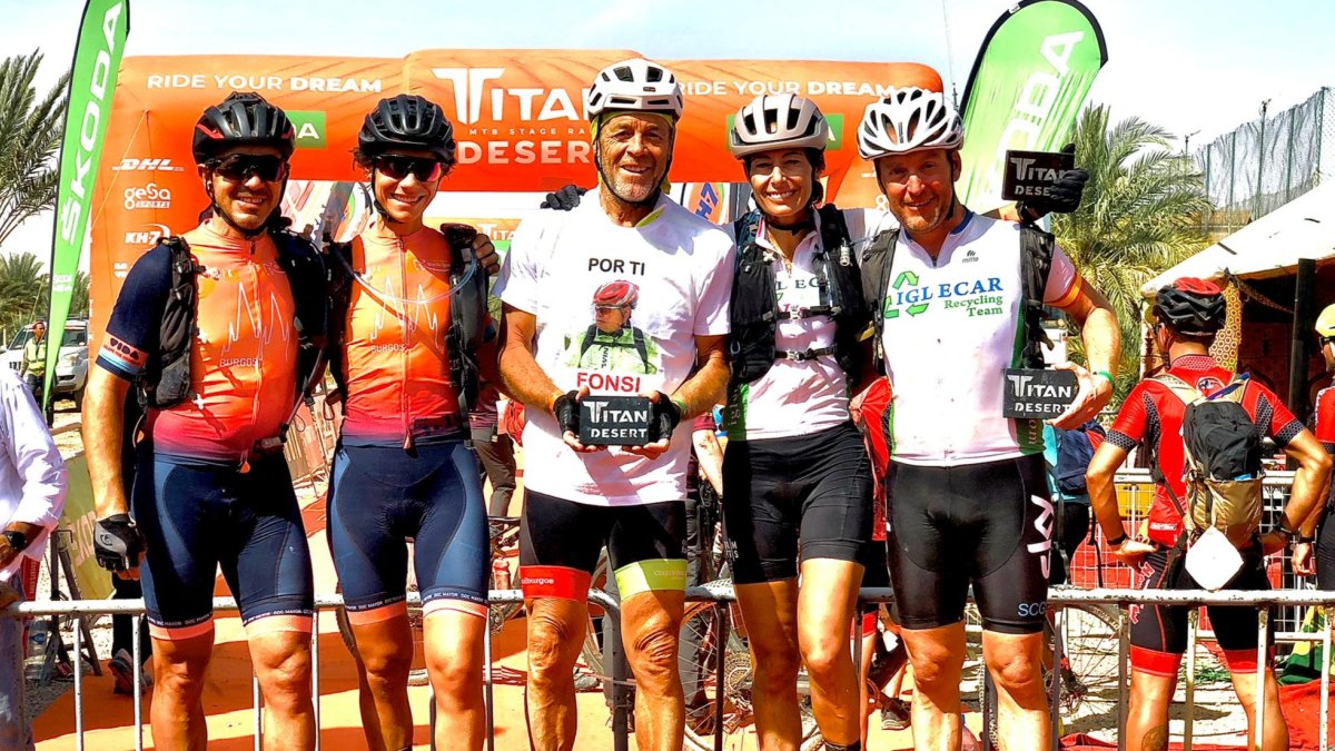 Los cinco burgaleses posan tras llegar a la última línea de meta. ECB