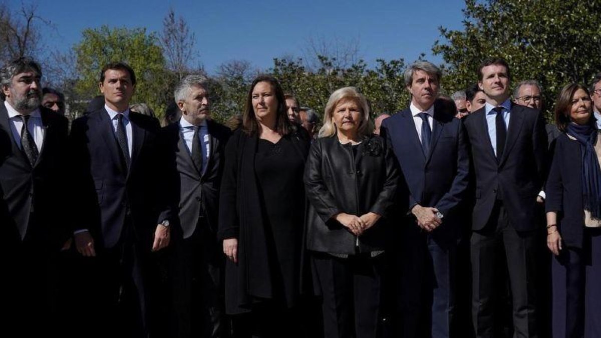 Albert Rivera, Fernando Grande Marlaska y Pablo Casado, junto a las víctimas del 11-M en un acto de conmemoración en el Retiro.-JOSE LUIS ROCA