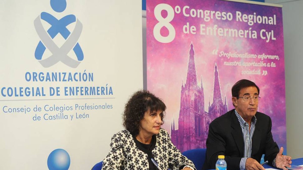 La presidenta del colegio de enfermería de Burgos, Esther Reyes, y el presidente regional, Alfredo Escaja.-ISRAEL L. MURILLO
