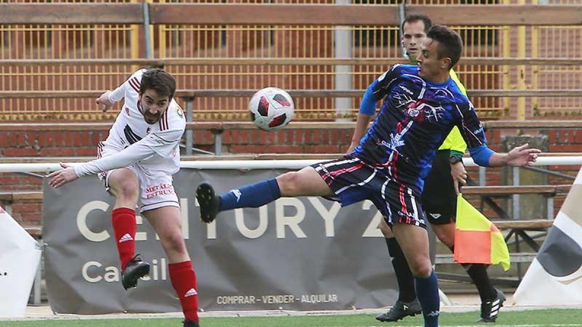 Guti golpea un balón presionado por un jugador del Zamora en el choque de ayer.-Raúl G. Ochoa