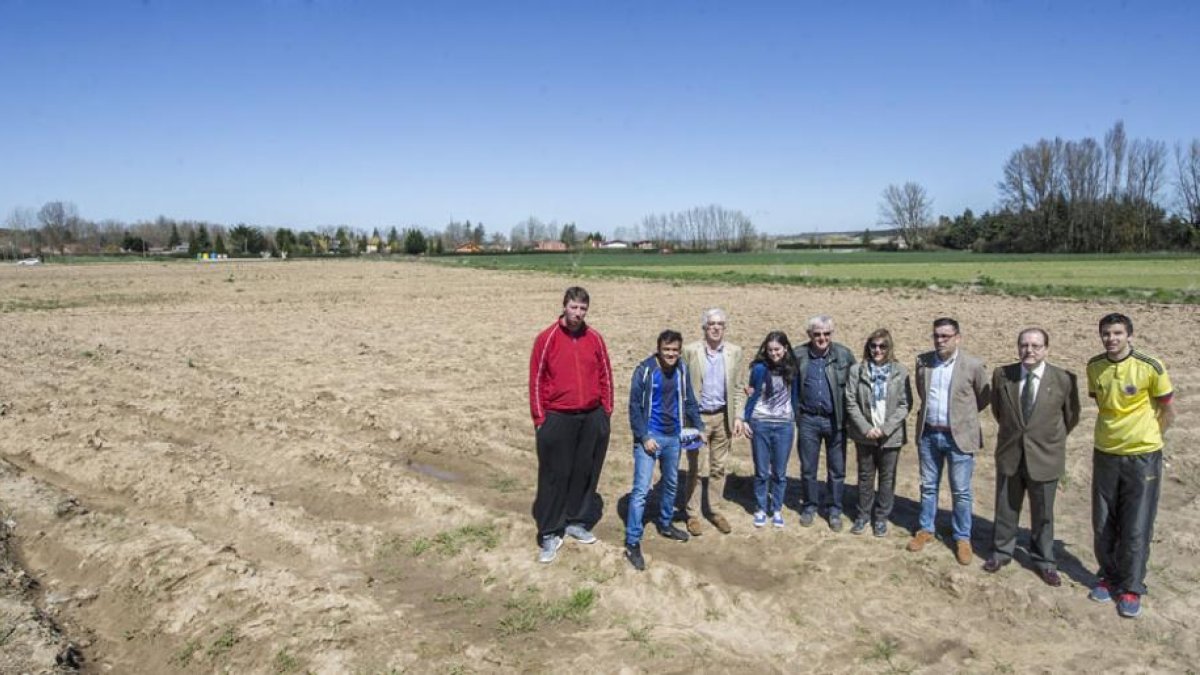Representantes de la Fundación CISA y de la Corporación junto a varios alumnos del centro Puentesaúco en los terrenos de titularidad municipal.-ISRAEL L. MURILLO