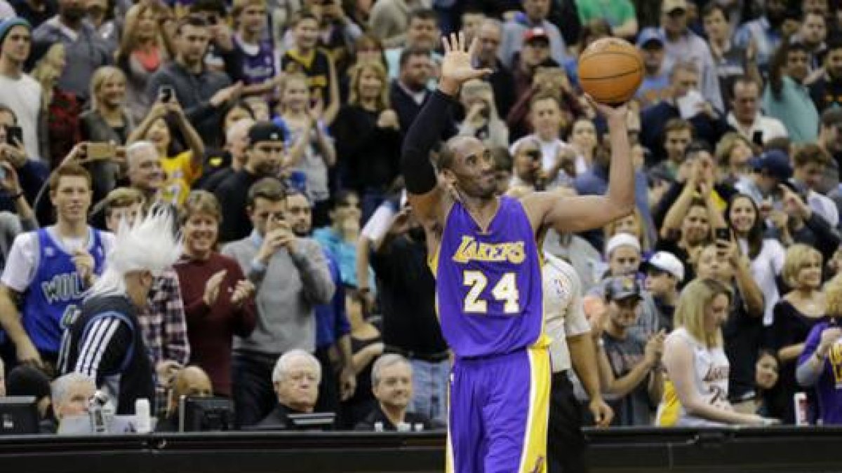 Kobe Bryant saluda a los espectadores tras batir la marca de Michael Jordan, este domingo, en el partido entre los Lakers y los Timberwolves.-Foto: AP / ANN HEISENFELT