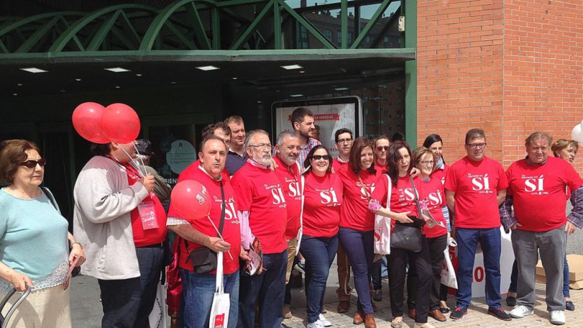 Miembros del PSOE, en la entrada de Alcampo.-ECB