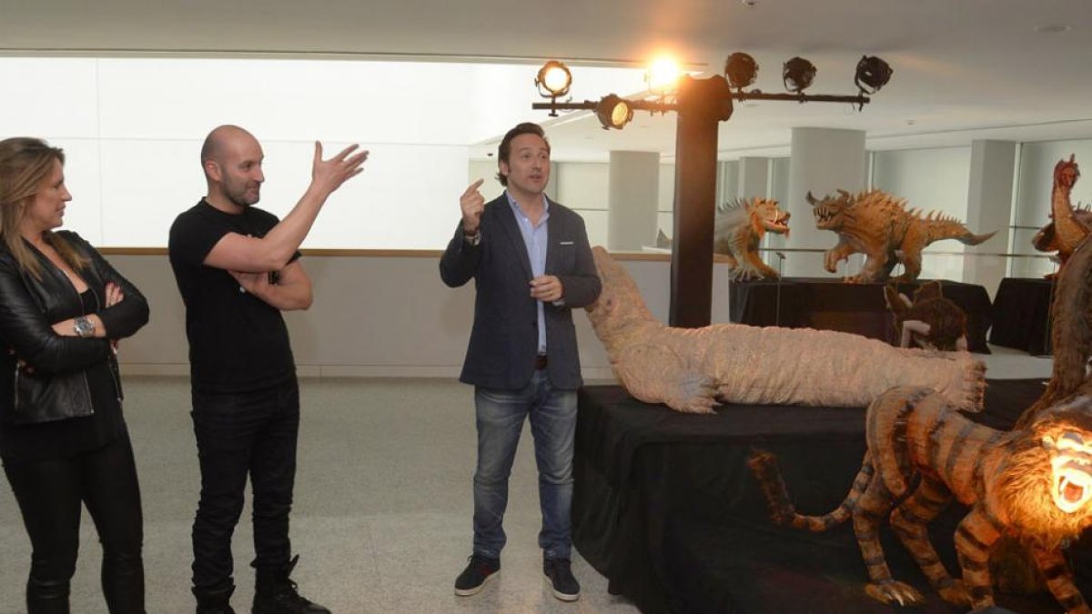 Iker Jiménez y Carmen Porter realizaron ayer una visita guiada a la muestra en el Fórum Evolución.-ICAL