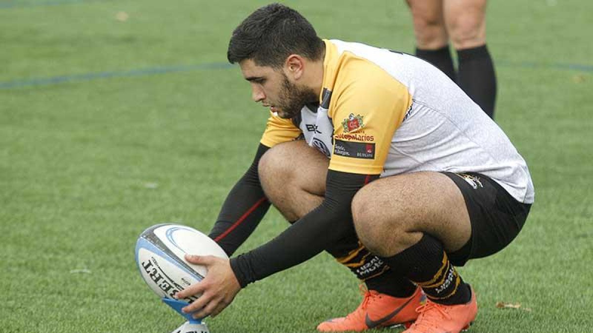 Bianco coloca el oval en el tee antes de patear.-SANTI OTERO