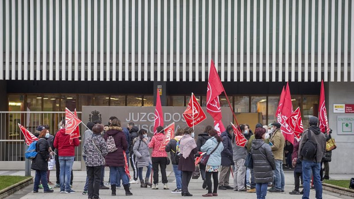Concentracion de los trabajadores de la Fundación CISA, frente a los juzgados. SANTI OTERO