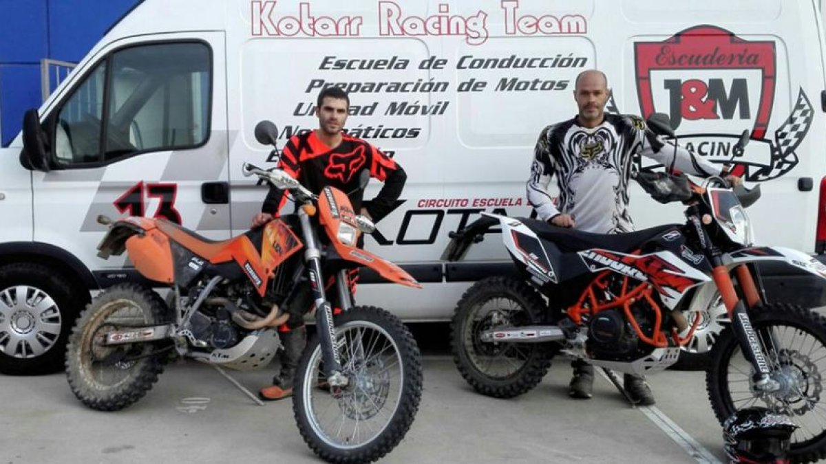 Rodrigo Martín y Jonatan González posan junto a sus motos.-