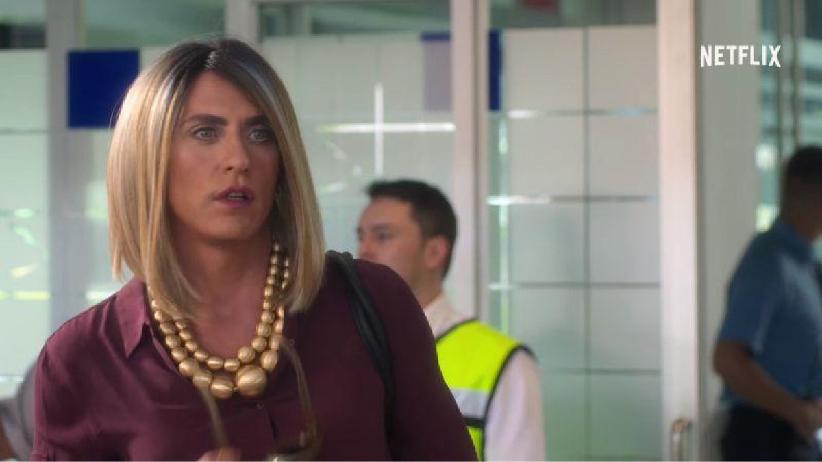 Paco León, como un transexual en la serie de Netflix La casa de las flores.-EL PERIÓDICO