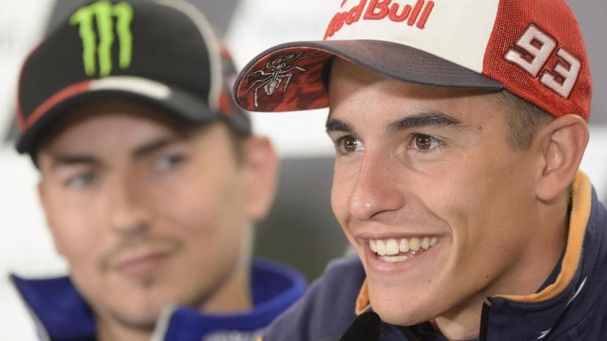Marc Márquez habla mientras es observado por Jorge Lorenzo en el circuito austriaco de Spielberg.-MIRCO LAZZARI