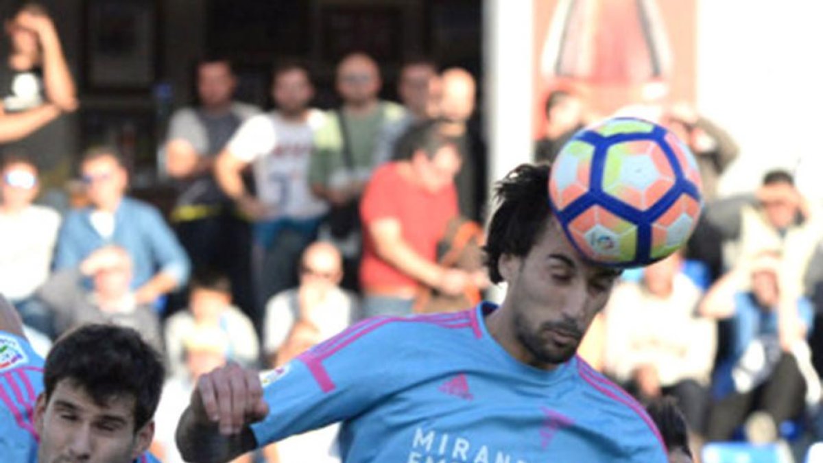 Eguaras despeja un balón de cabeza en el choque que el ayer disputó el CD Mirandés en El Alcoraz.-