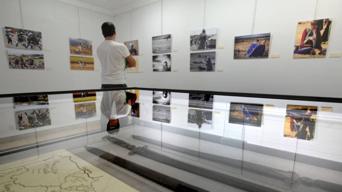 La exposición muestra fotografías pero también paneles informativos y objetos de época.-I. L. M.