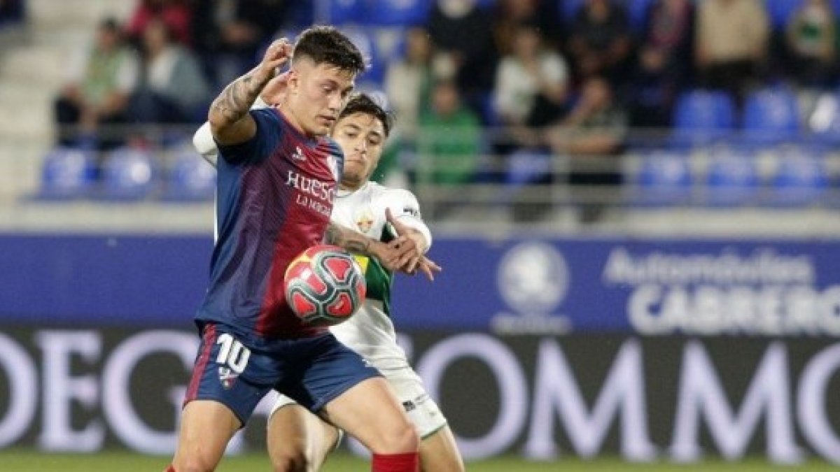 Cristo controla el balón en un partido del pasado curso con la camiseta del Huesca. LALIGA