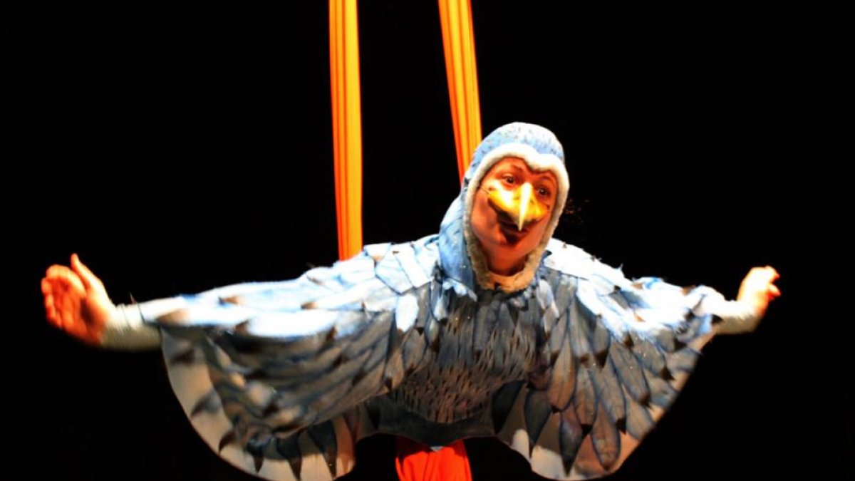 Marta Luna utiliza telas aéreas, aunque el montaje va más allá de las acrobacias.-Roberto Alonso