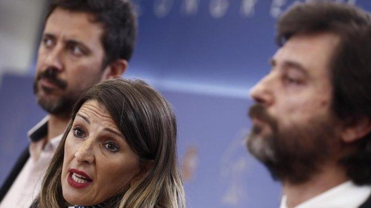 Los diputados de Unidas Podemos, Antón Gómez Reino, Yolanda Díaz y Rafael Mayoral-MARISCAL (EFE)