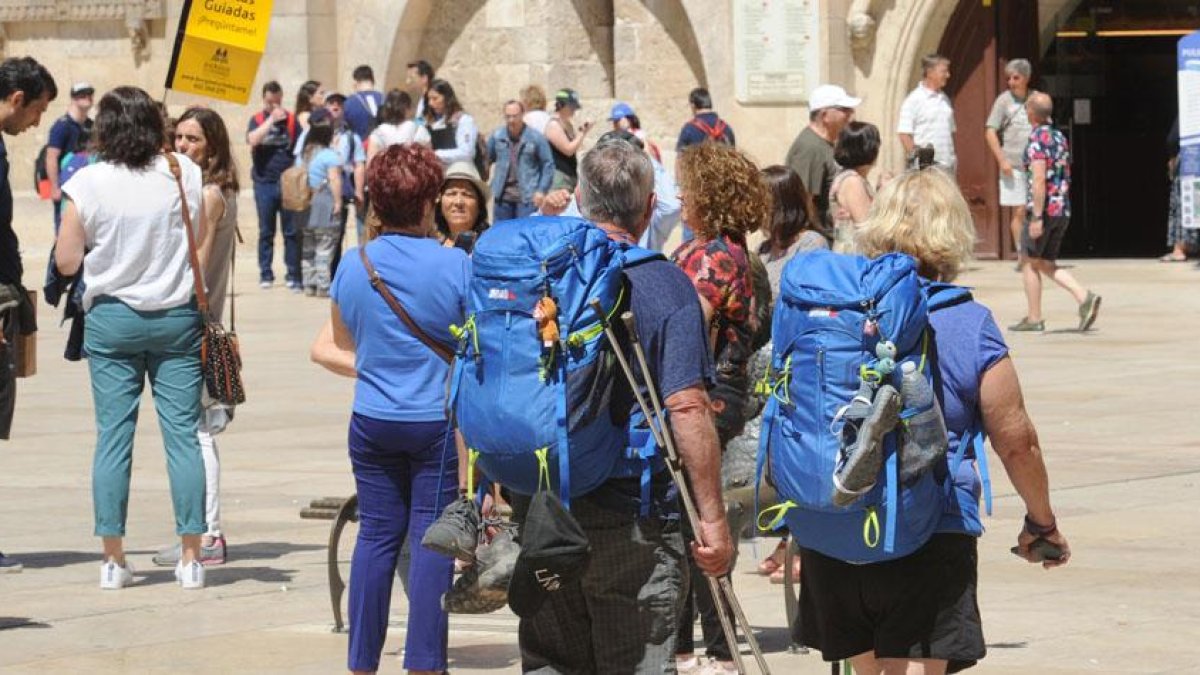 La céntrica plaza del Rey San Fernando congrega a turistas y peregrinos.-ISRAEL L. MURILLO