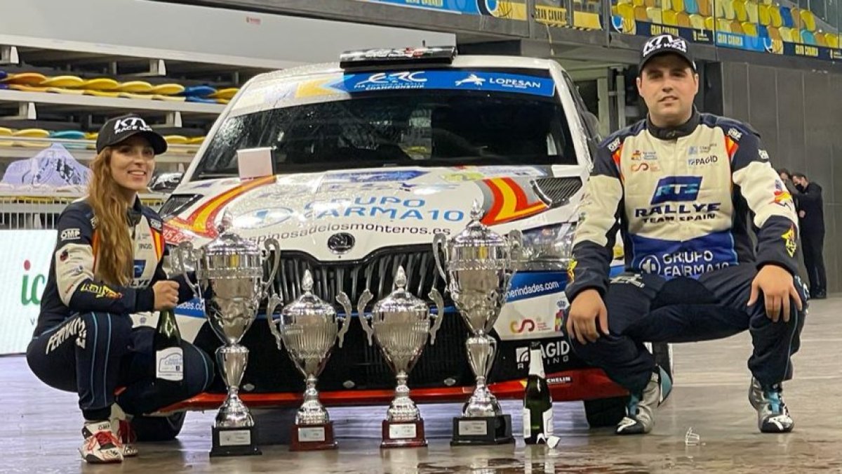 Sara Fernández y Efrén Llarena posan tras lograr el subcampeonato. TWITTER / @FIAERC