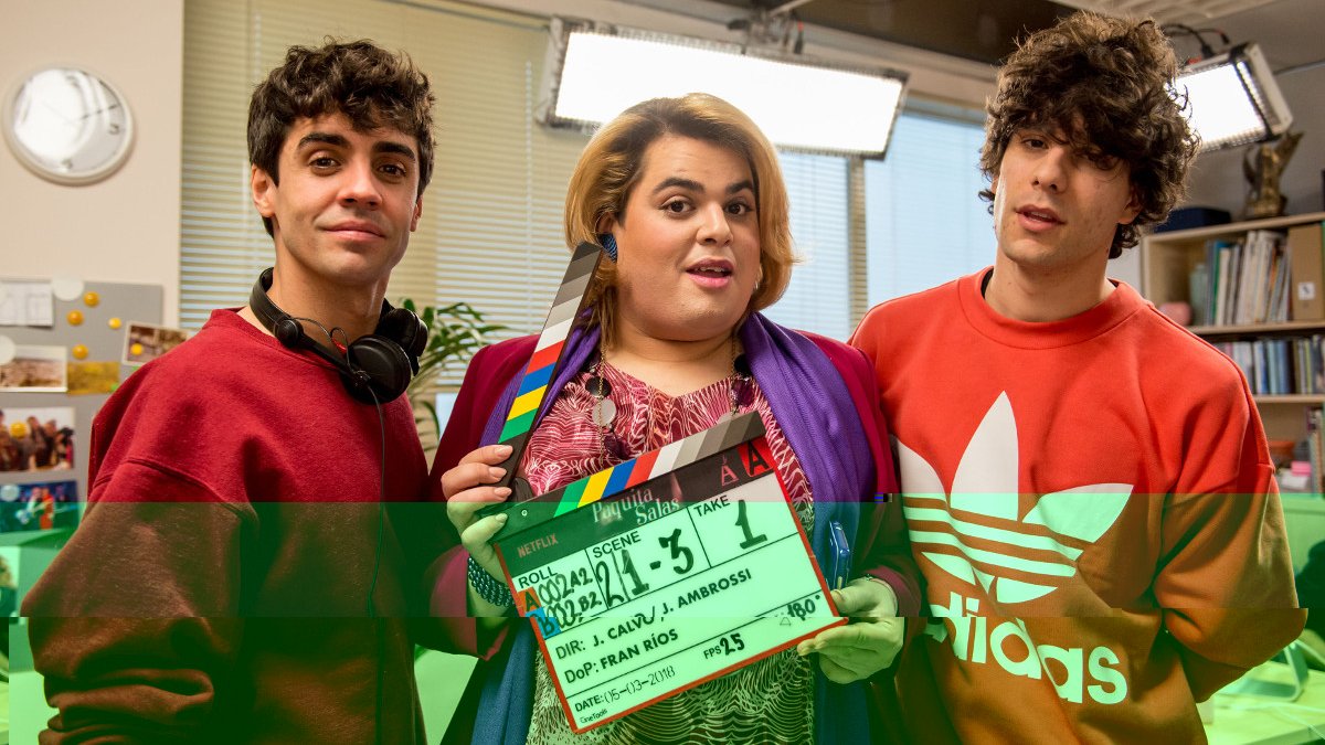 El actor Brays Efes, entre Javier Ambrossi y Javier Calvo, en la grabación de Paquita Salas, de Netflix.-/ PERIODICO