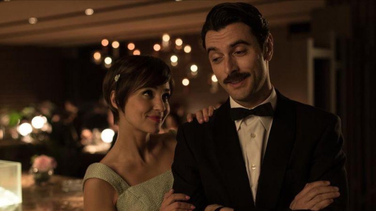 Paula Echevarría y Javier Rey, en una escena de la temporada final de la serie 'Velvet'.-ENRIQUE BARA UBACH