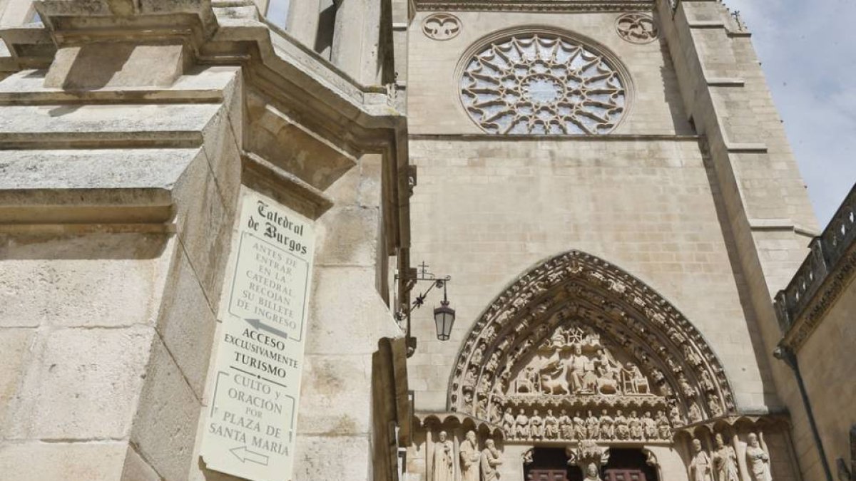 Dos turistas subiendo las escaleras que dan a la Puerta del Sarmental para entrar en la Catedral.-RAÚL G. OCHOA