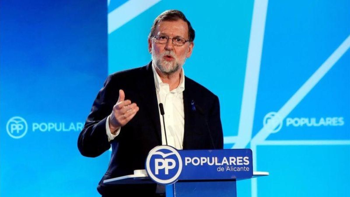 Rajoy, en el mitin del PP en Alicante, cuya alcaldía acaba de recuperar el partido.-MANUEL LORENZO (EFE)