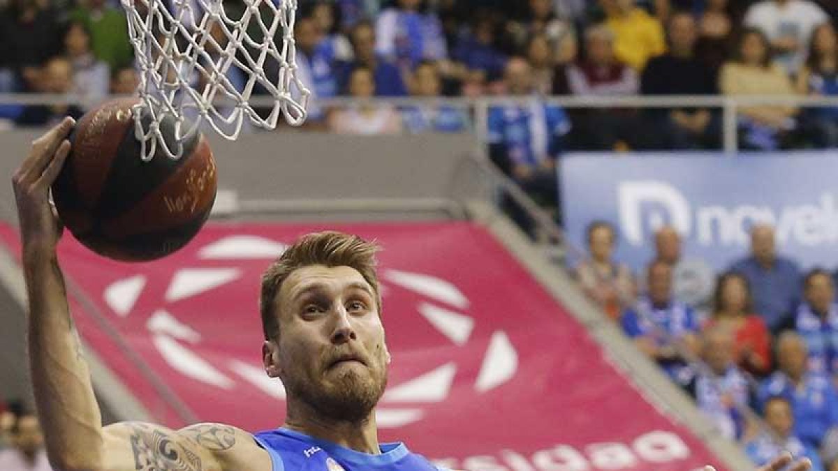 Javi Vega entra a canasta en un partido de esta temporada en el Coliseum-Santi Otero