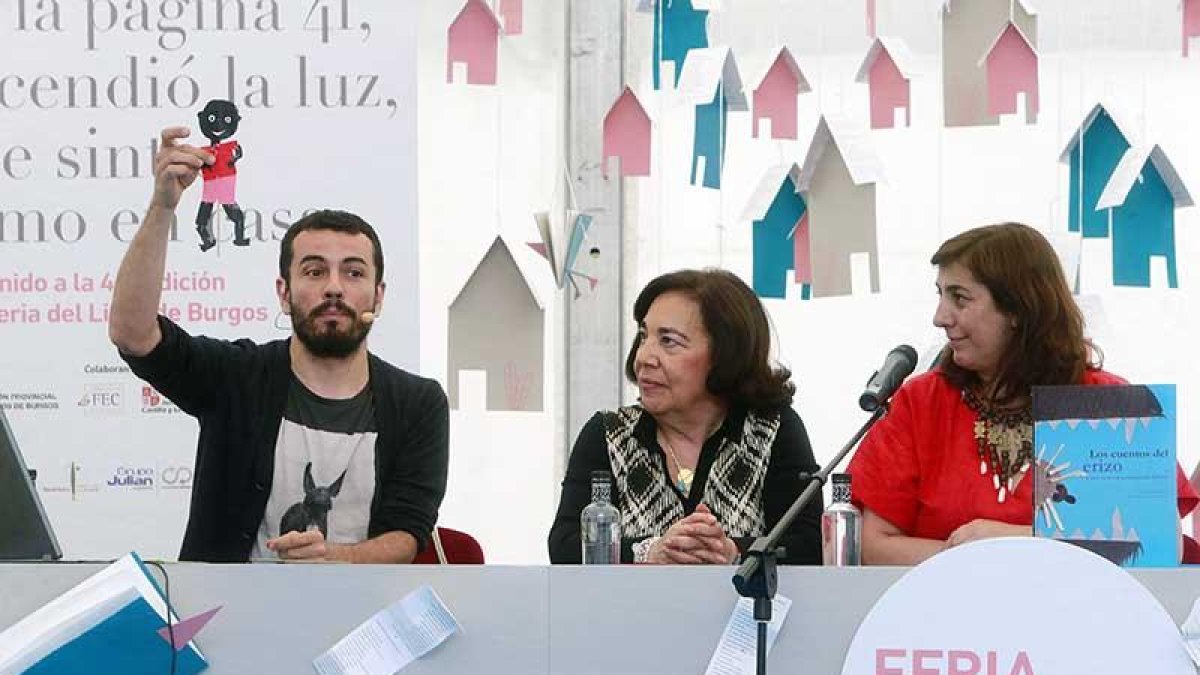 Tornero y Herreros (d.) estuvieron acompañados por Maite Jiménez (Amigos del Pueblo Saharaui).-Raúl Ochoa