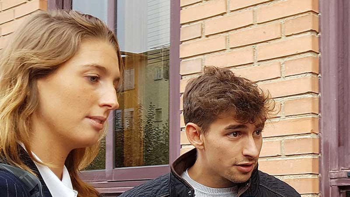 El ex jugador de la Arandina, Carlos Cuadrado ‘Lucho’, junto a su abogada.-L.V.