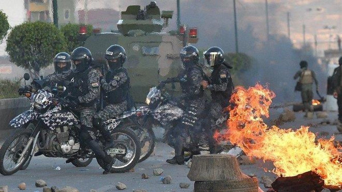 Militares y policía se enfrentan a cocaleros partidarios del expresidente Evo Morales, el lunes en la localidad de Sacaba.-EFE / JORGE ABREGO