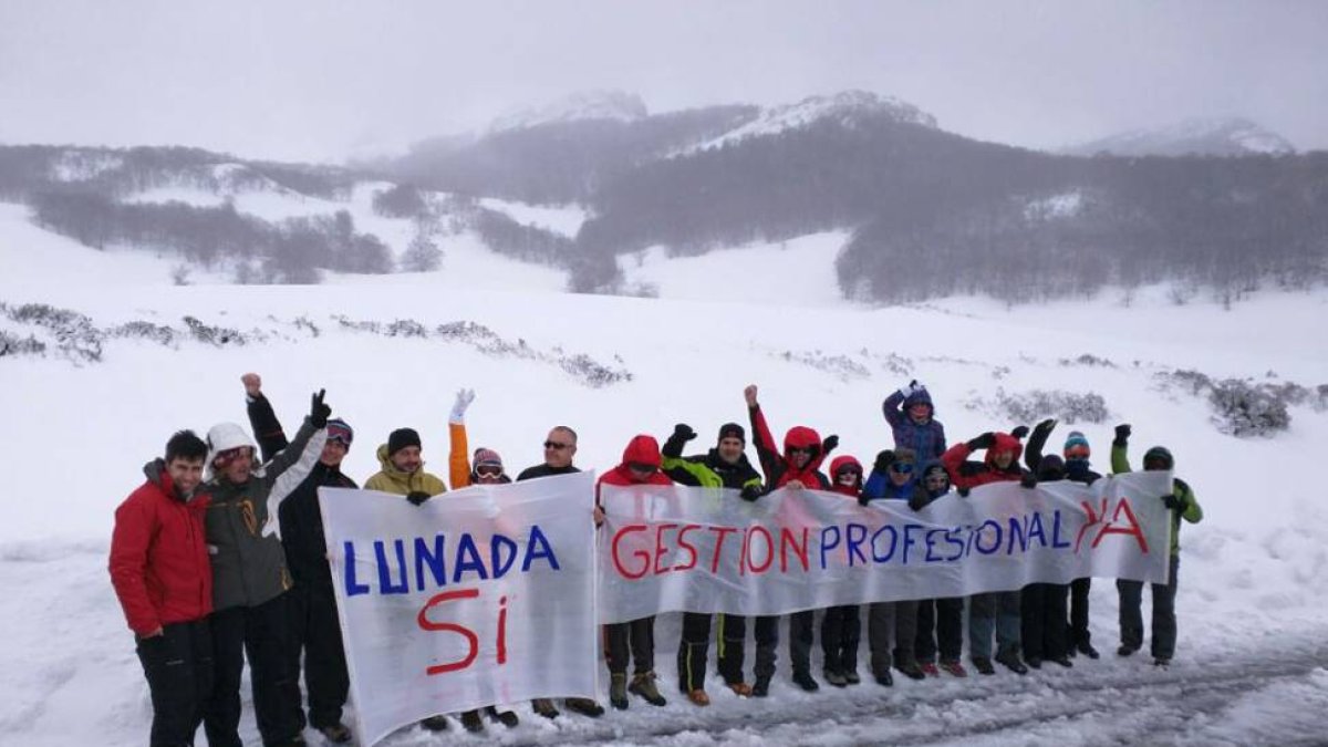 Un centenar de usuarios pidieron en febrero -con una marcha hasta las instalaciones-, que se obligara a la empresa a cumplir el contrato y abrir la estación-ECB