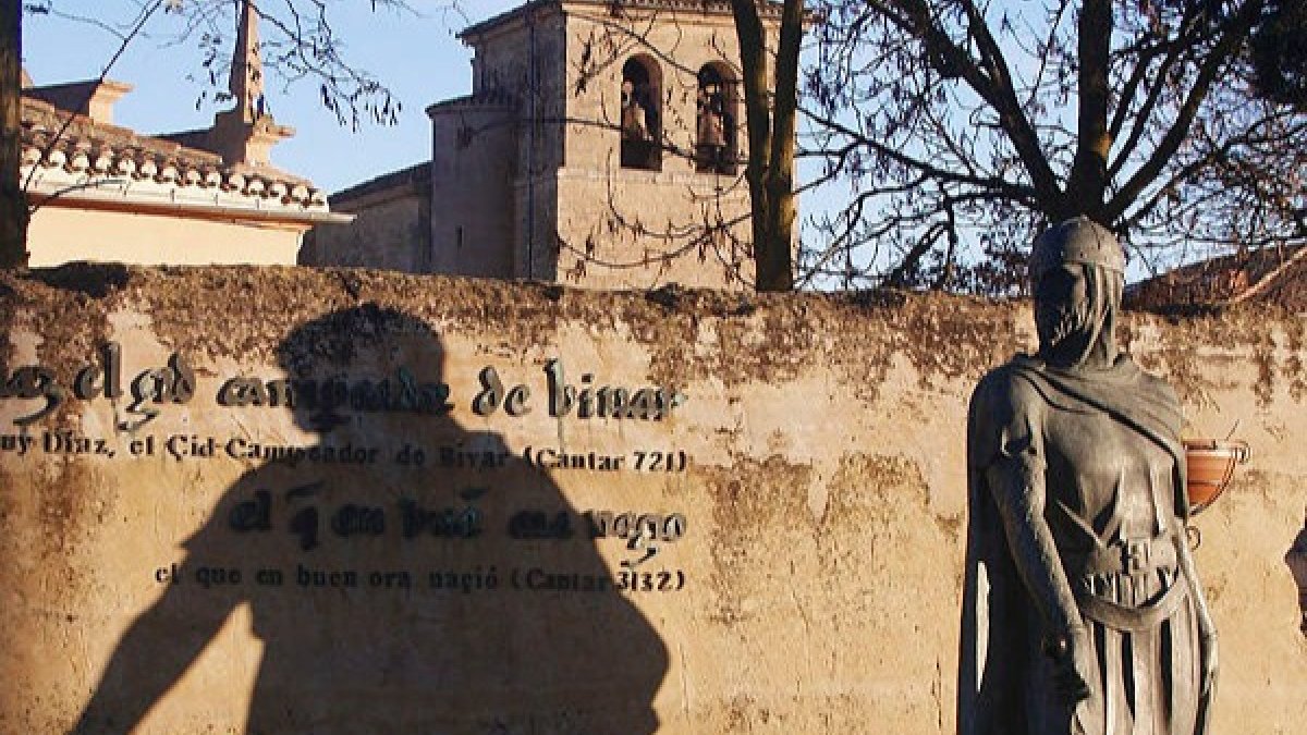 El monumento al  Cid Campeador preside el centro de la localidad.  DARÍO GONZALO