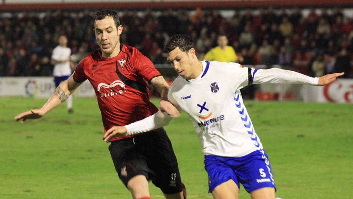 Urko Vera, que volverá a ser la referencia ofensiva del Mirandés, durante el choque contra el Tenerife en Anduva.-ALFONSO G. MARDONES