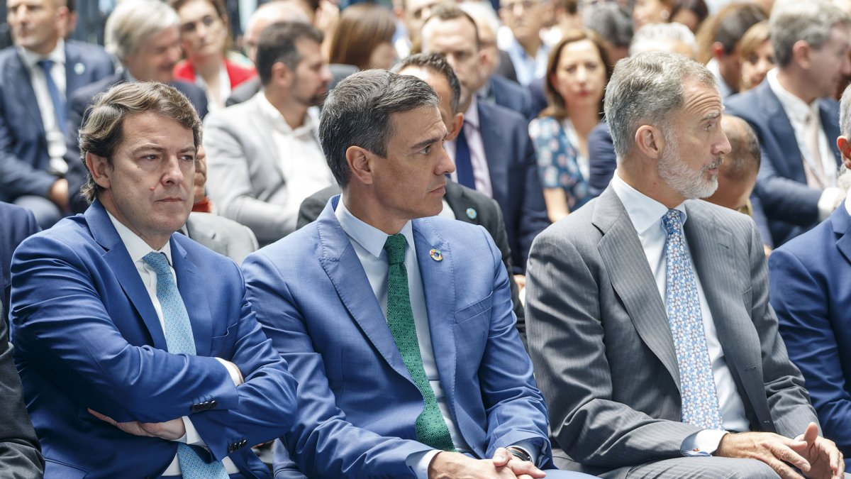 Mañueco, con gesto serio, sentado junto a Sánchez y Felipe VI en el acto institucional de inauguración del AVE a Burgos. SANTI OTERO