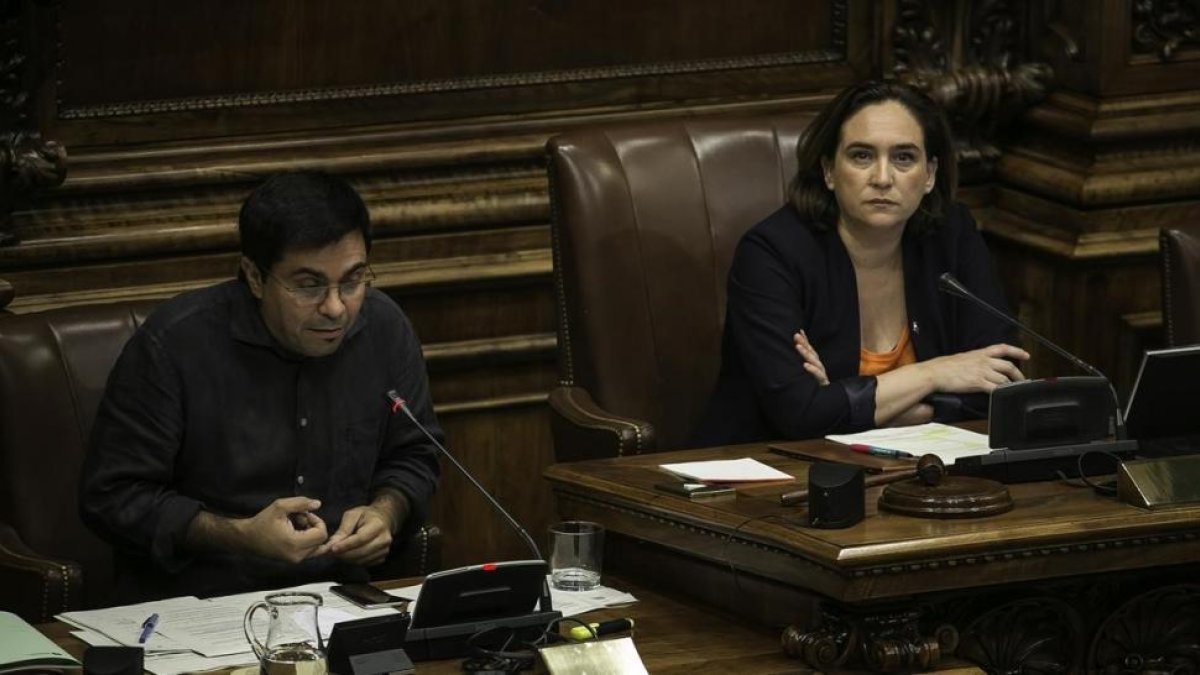 Colau, durante el pleno municipal de Barcelona, el pasado viernes.-JOAN CORTADELLAS