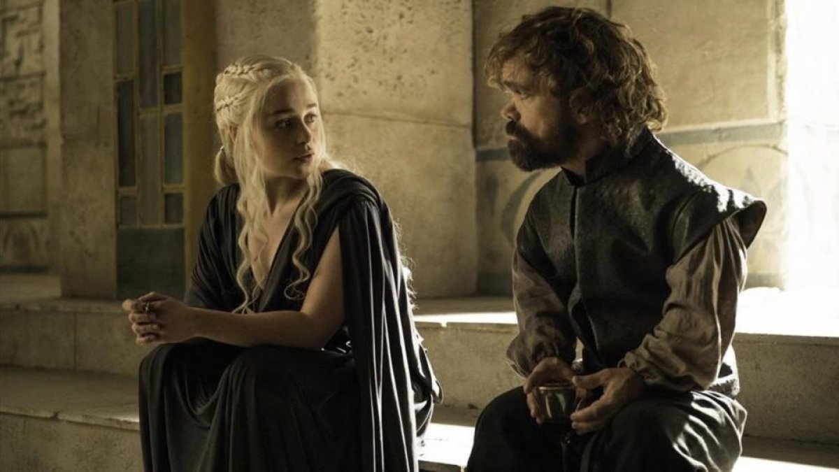Emilia Clarke (Daenerys Targaryen) y Peter Dinklage (Tyrion Lannister), en el último episodio de la sexta temporada de 'Juego de tronos'.-MOVISTAR+