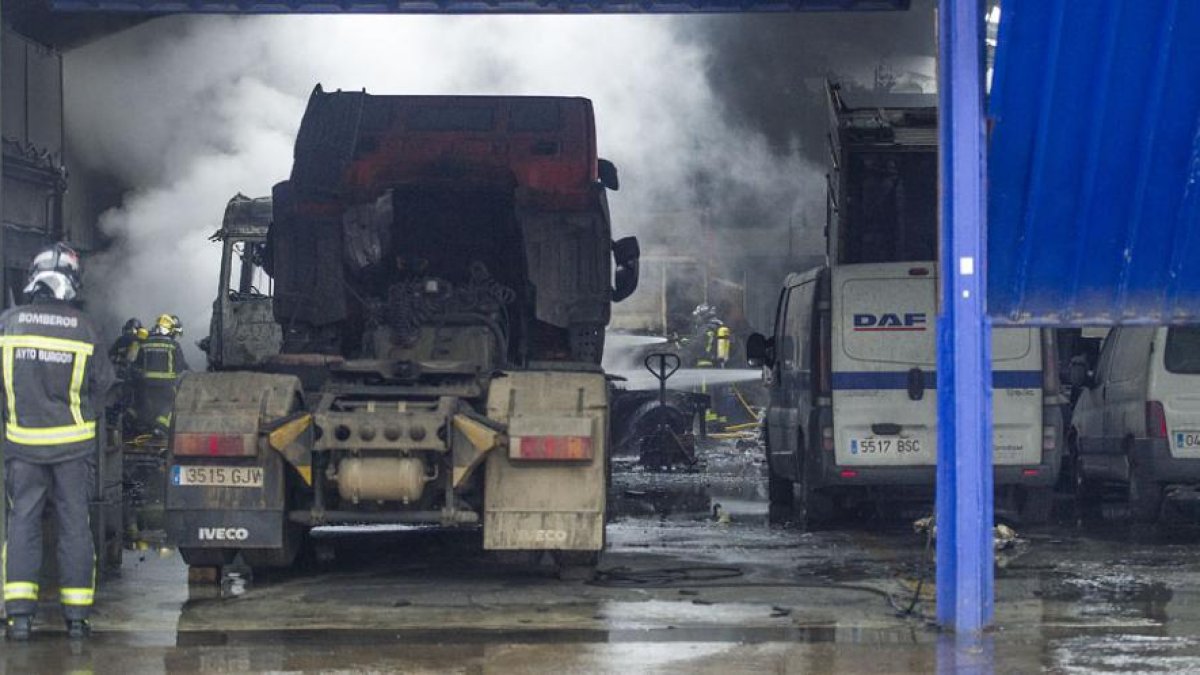 Los bomberos trabajan en el interior de la nave afectada por el fuego.-ISRAEL L. MURILLO