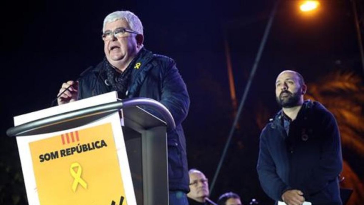 Agustí Alcoberro y Marcel Mauri, vicepresidentes de la ANC y Òmnium, el 11 de noviembre en la manifestación para pedir la libertad de los presos.-RICARD CUGAT