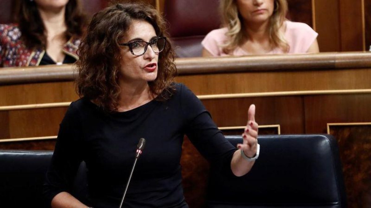 La ministra de Hacienda, María Jesús Montero, durante su intervención en una sesión de control al Gobierno.-MARISCAL (EFE)