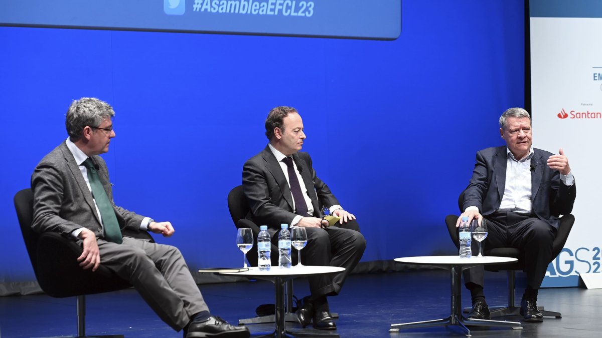 El exministro de Energía, Turismo y Agenda Digital Álvaro Nadal, y el exministro de Administraciones Públicas, Jordi Sevilla, participan en la asamblea General de Socios 2023 de la Empresa Familiar de Castilla y León. ICAL
