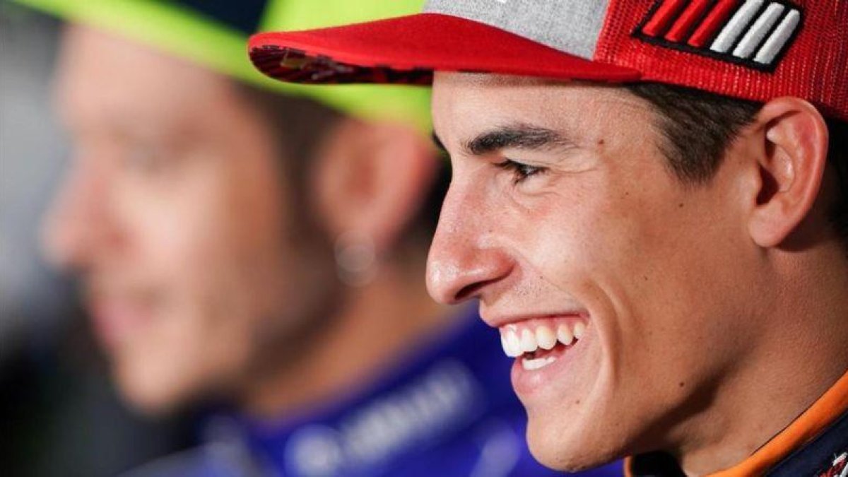 Marc Márquez, hoy, en Phillip Island (Australia), con Valentino Rossi al fondo.-ALEJANDRO CERESUELA